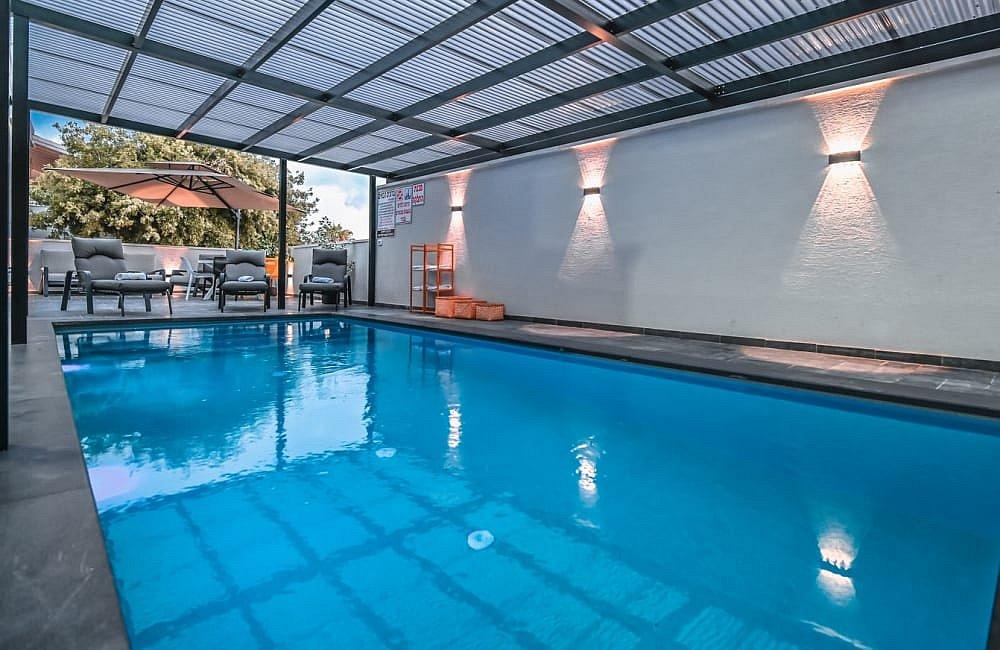 130704 מתחם חיצוני, אחוזת סנטוריני, וילה  בעין יעקב וילות - Vila 4 U