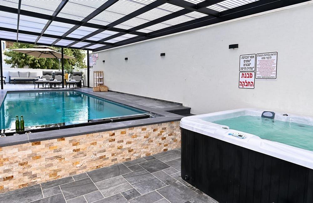 130705 מתחם חיצוני, אחוזת סנטוריני, וילה  בעין יעקב וילות - Vila 4 U