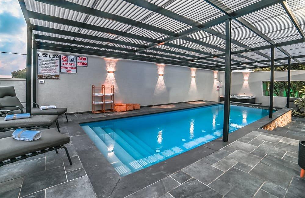 130712 מתחם חיצוני, אחוזת סנטוריני, וילה  בעין יעקב וילות - Vila 4 U