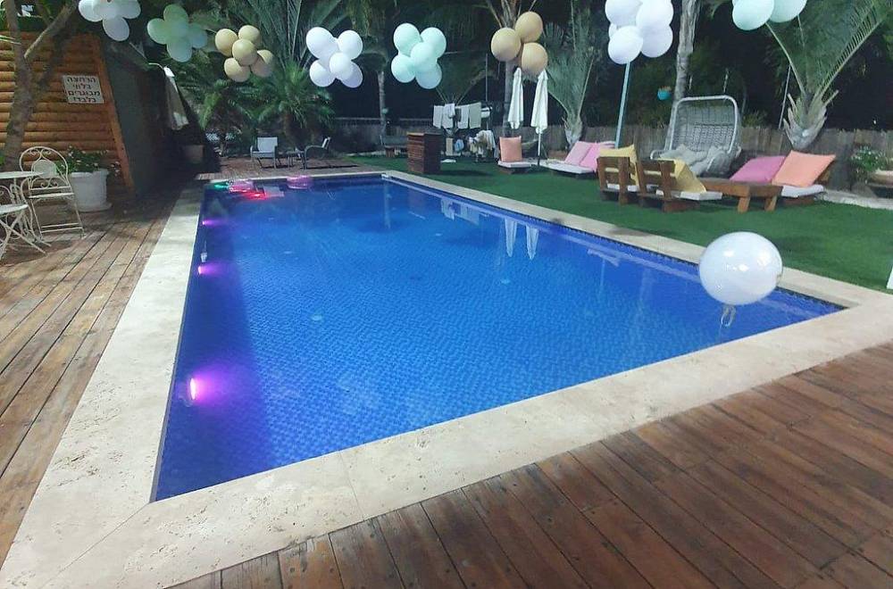 136702 אירועי חברה ורווקות, אורי אירועים, וילה  בכפר טרומן וילות - Vila 4 U