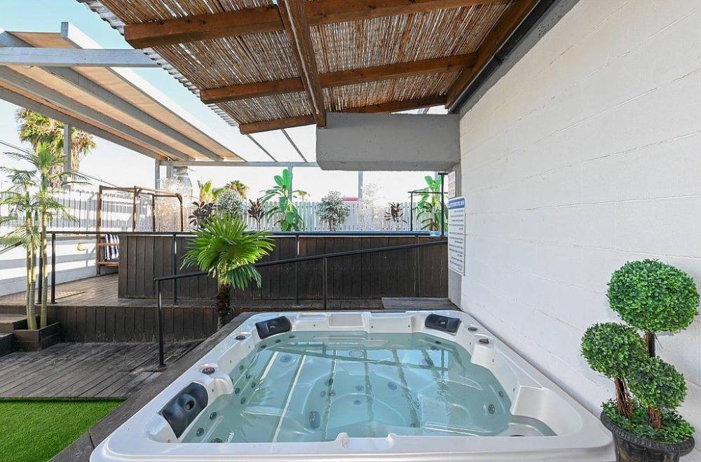 151502 המתחם החיצוני, קומת גג פתח תקווה, וילה  בפתח תקווה וילות - Vila 4 U