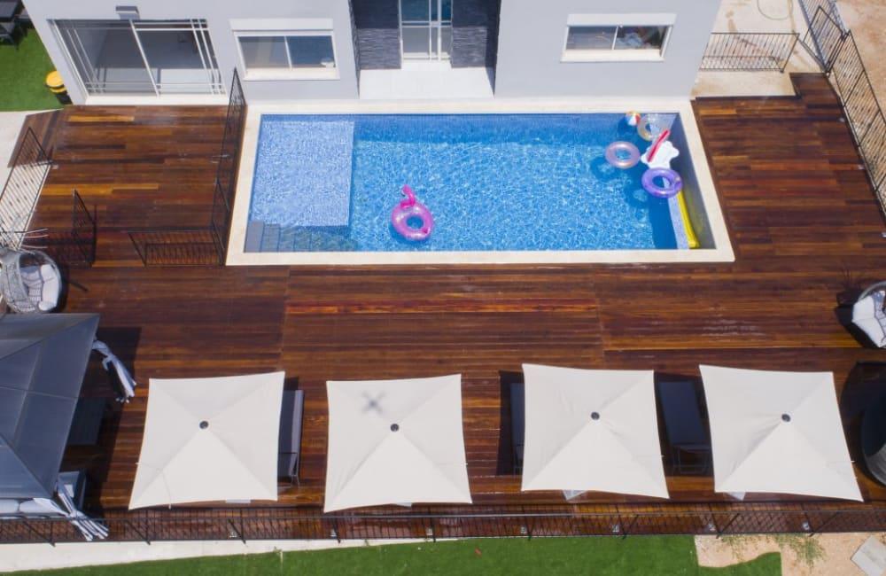 156060 המתחם החיצוני, אחוזת סאנשיין, וילה  בזרעית וילות - Vila 4 U