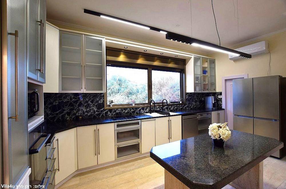 157640 הסלון והמטבח, אחוזת הים נתניה, וילה  בנתניה וילות - Vila 4 U