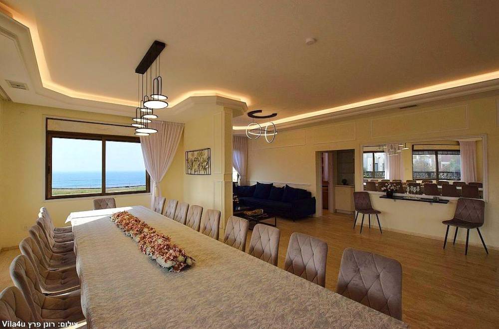 157641 הסלון והמטבח, אחוזת הים נתניה, וילה  בנתניה וילות - Vila 4 U
