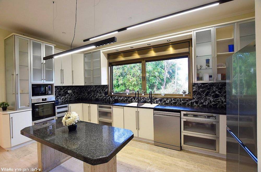 157644 הסלון והמטבח, אחוזת הים נתניה, וילה  בנתניה וילות - Vila 4 U