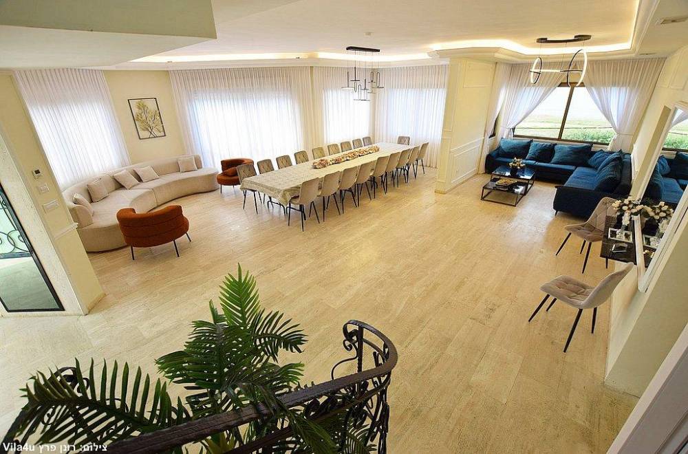 157645 הסלון והמטבח, אחוזת הים נתניה, וילה  בנתניה וילות - Vila 4 U