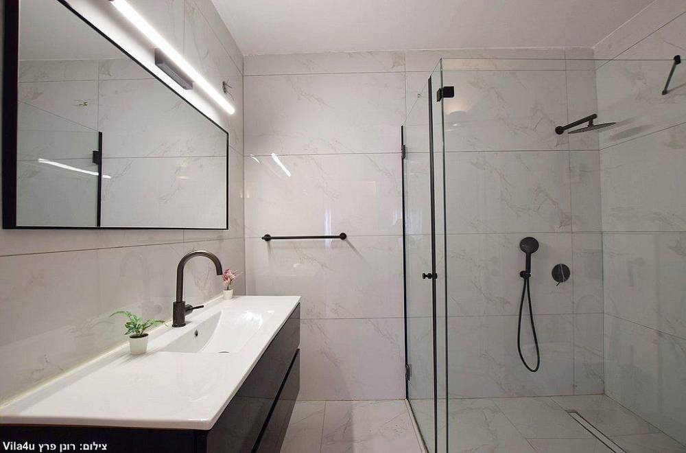 157649 חדרי השינה והרחצה, אחוזת הים נתניה, וילה  בנתניה וילות - Vila 4 U