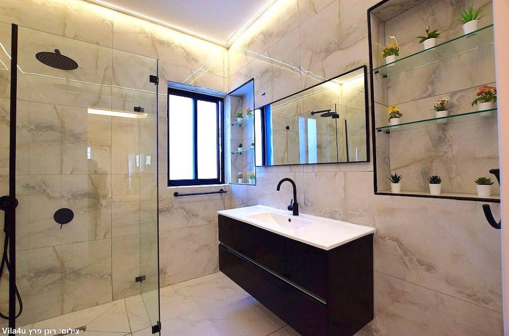 157655 חדרי השינה והרחצה, אחוזת הים נתניה, וילה  בנתניה וילות - Vila 4 U