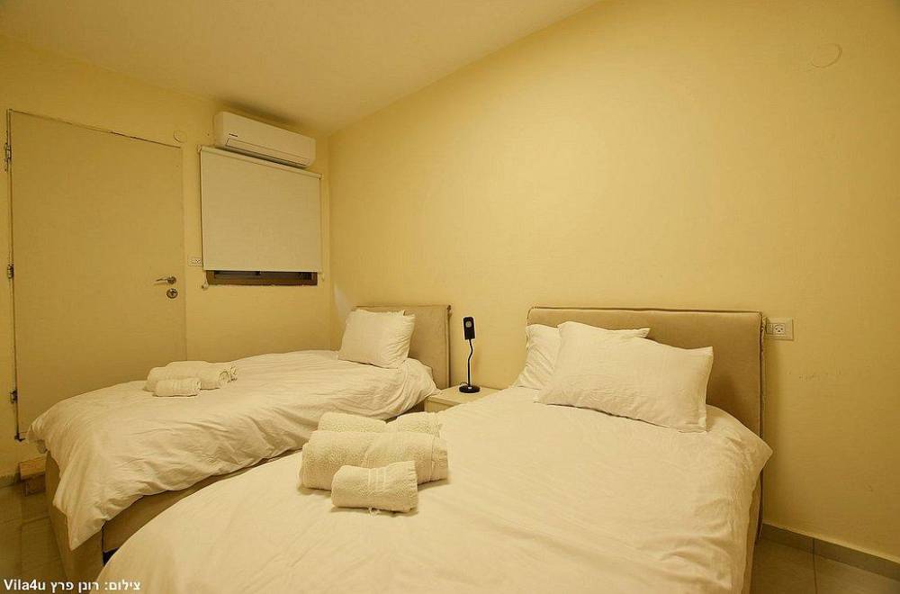 157659 חדרי השינה והרחצה, אחוזת הים נתניה, וילה  בנתניה וילות - Vila 4 U