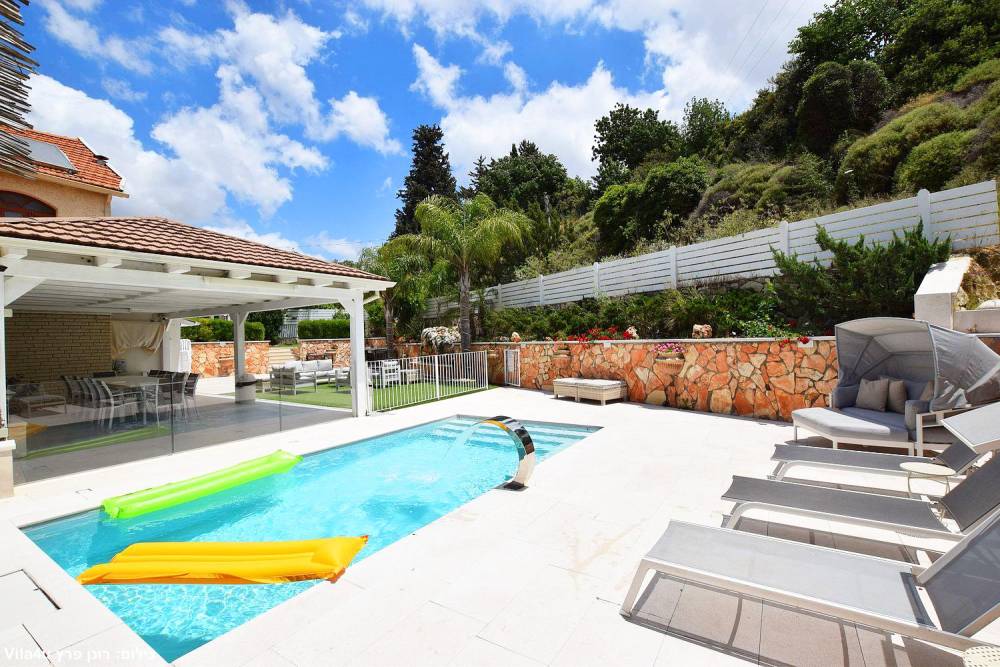 וילה במצפה הבחוץ בירכה וילה במצפה - כללי, וילה במצפה, וילה  בכרמיאל וילות - Vila 4 U