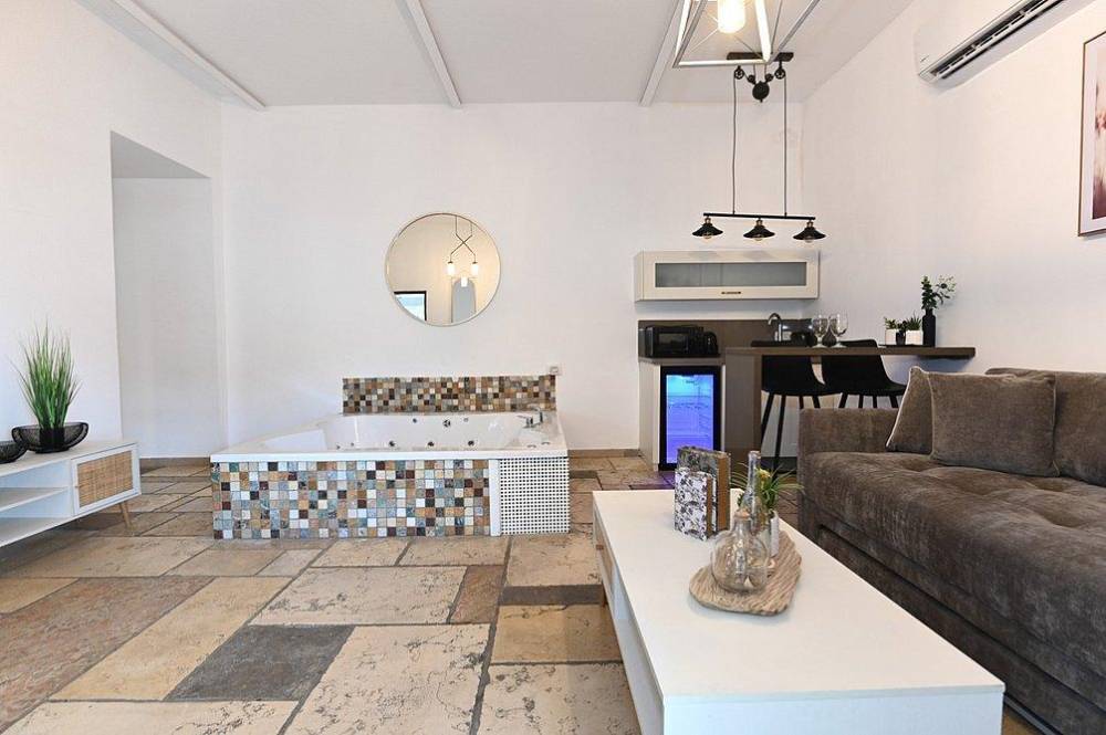 179347 בקתות האירוח, אחוזת לירי ריזורט, וילה  בטבריה וילות - Vila 4 U