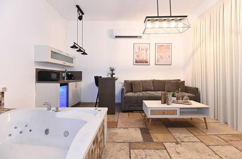 179356 בקתות האירוח, אחוזת לירי ריזורט, וילה  בטבריה וילות - Vila 4 U