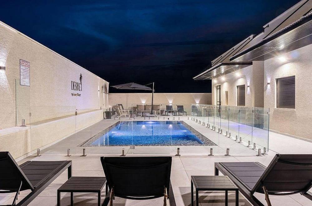 183353 המתחם בלילה, וילה דיזאייר בוטיק, וילה  בספסופה וילות - Vila 4 U