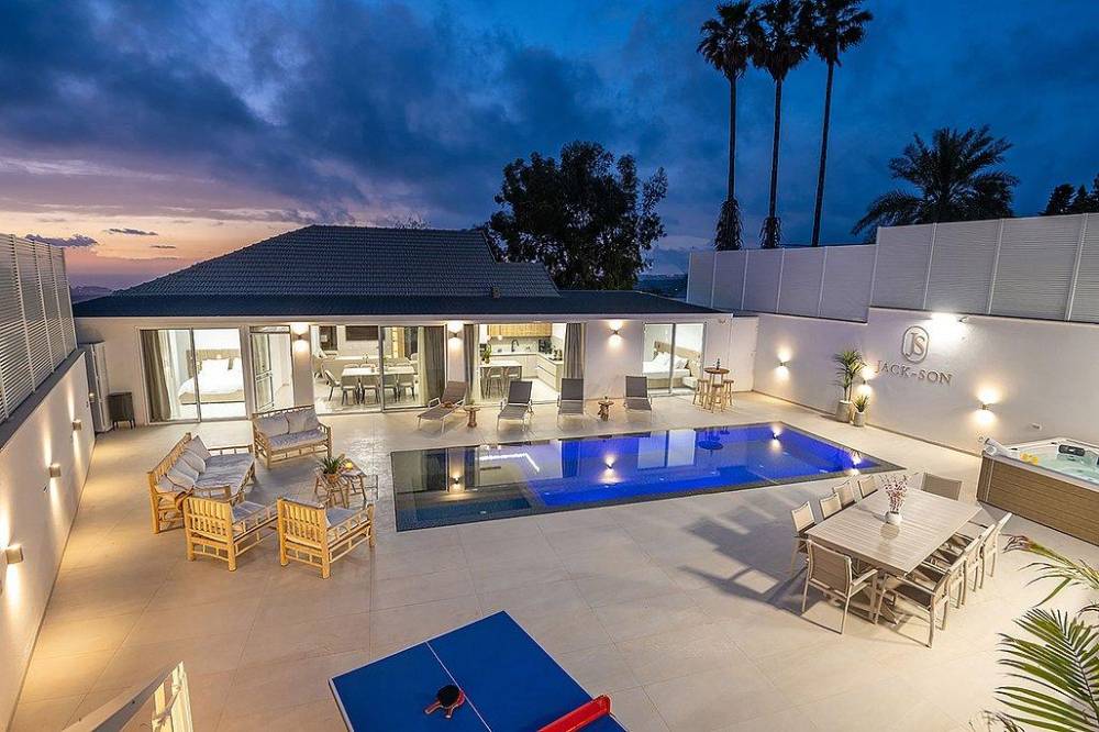 188677 המתחם החיצוני בלילה, וילה ג'קסון - Jack son, וילה  בעין יעקב וילות - Vila 4 U