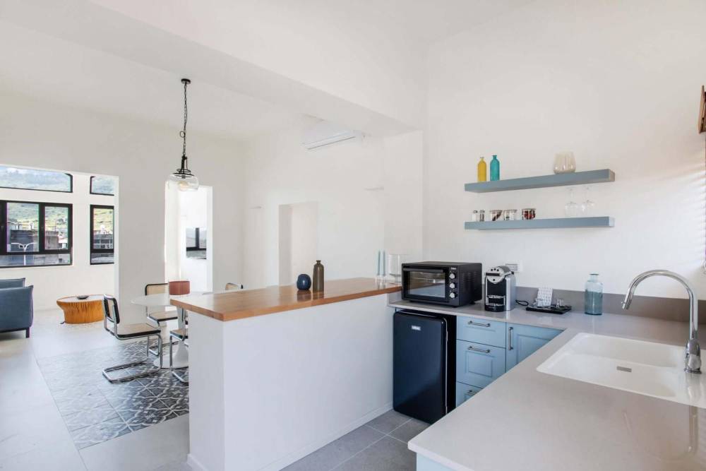 197173 סוויטות 3+4 שקד ורום, יו ג'י בוטיק - UG Boutique Apartment hotel, וילה  בטבריה וילות - Vila 4 U