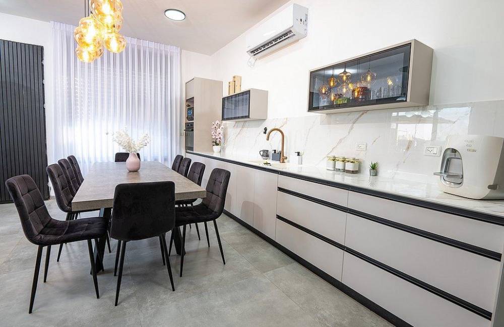205991 סלון מטבח ופינת אוכל, וילה אלטה לוקס יוקרה, וילה  ביבנאל וילות - Vila 4 U