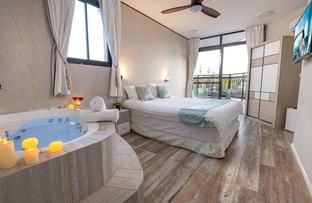 208201 דירת אירוח עם גקוזי פנימי ומרפסת, הפנטהאוז של תל אביב יפו, וילה  בתל אביב וילות - Vila 4 U