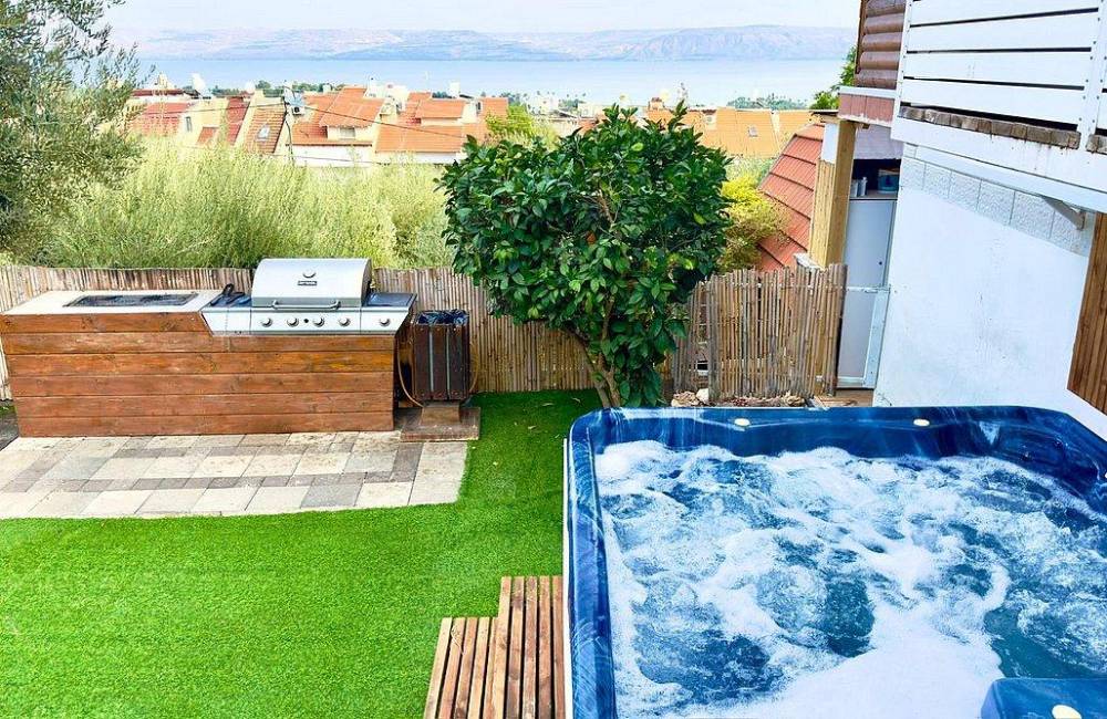 208407 חצר ונוף, וילת בית העץ במגדל, וילה  במגדל וילות - Vila 4 U