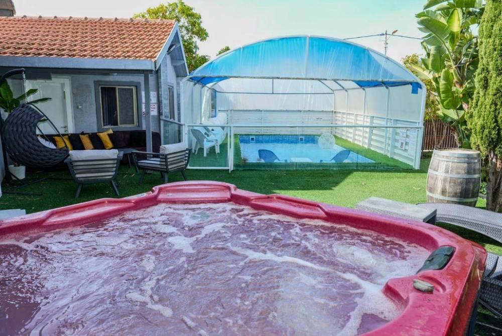 209096 החצר והבריכה, אושיה ריזורט, וילה  בעבדון וילות - Vila 4 U