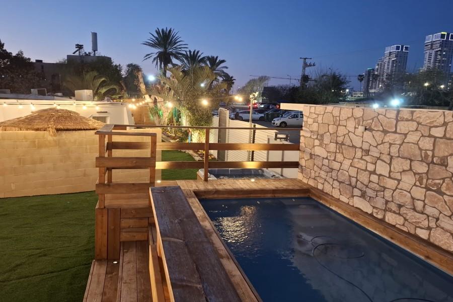 217140 מתחם חיצוני הבריכה והג'קוזי, כפר הים, וילה  בנתניה וילות - Vila 4 U