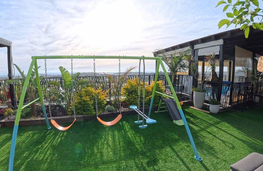 219472 המתחם החיצוני הנוף וחדר האוכל, סוויטות על הפסגה, וילה  בירכא וילות - Vila 4 U