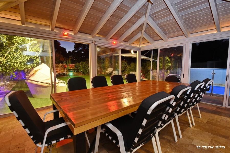 219535 המתחם החיצוני בערב, ריזורט הנסיכה, וילה  בנוף כנרת וילות - Vila 4 U