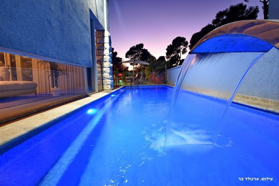 219540 המתחם החיצוני בערב, ריזורט הנסיכה, וילה  בנוף כנרת וילות - Vila 4 U