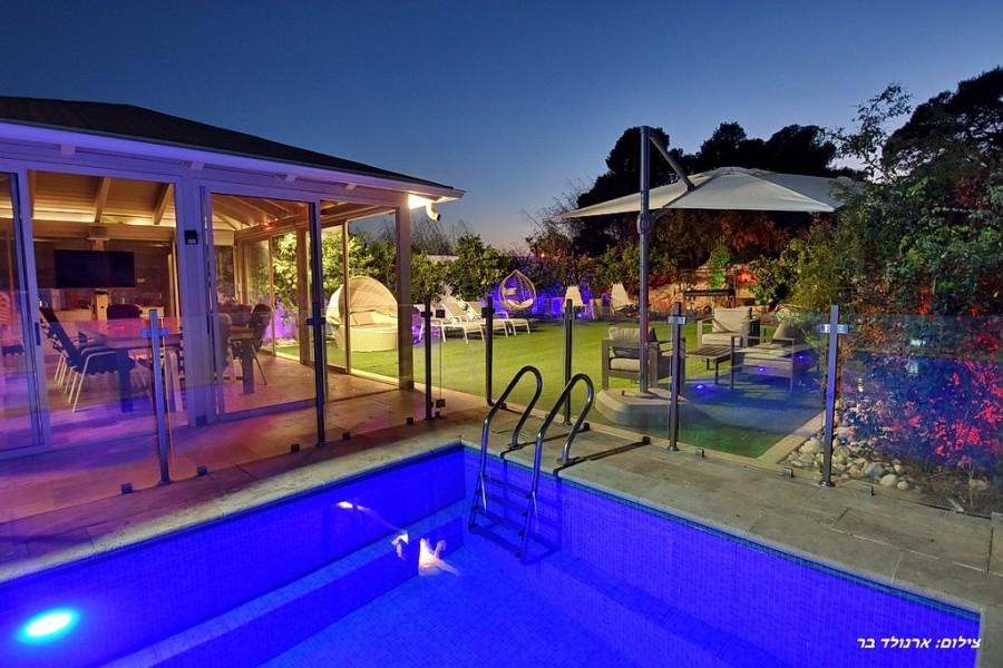 219542 המתחם החיצוני בערב, ריזורט הנסיכה, וילה  בנוף כנרת וילות - Vila 4 U