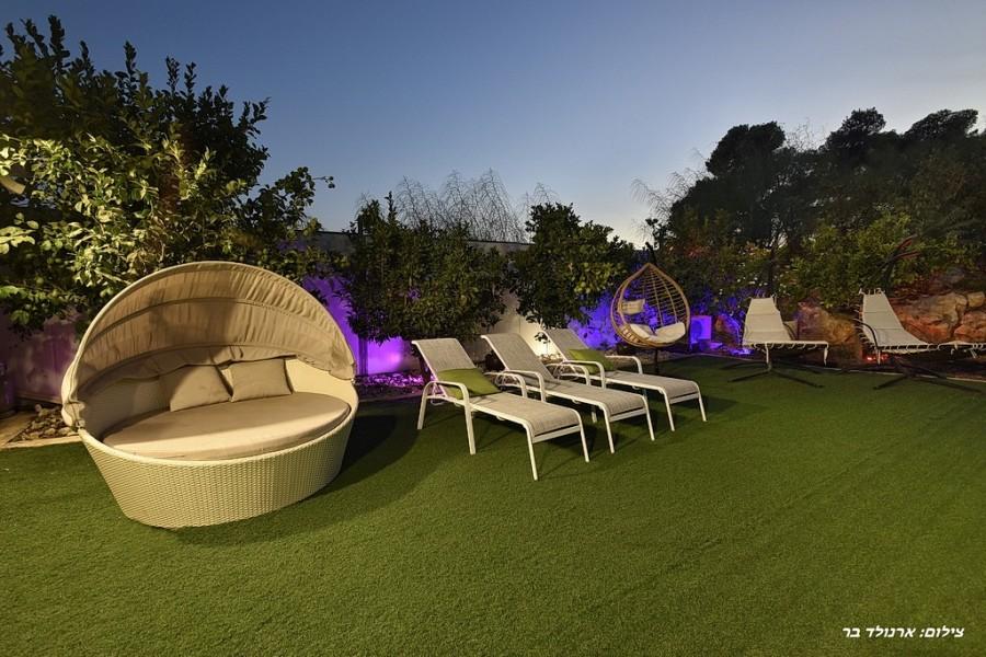 219543 המתחם החיצוני בערב, ריזורט הנסיכה, וילה  בנוף כנרת וילות - Vila 4 U