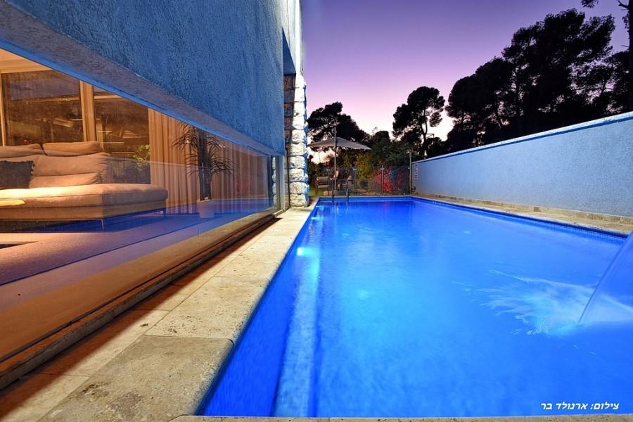 219545 המתחם החיצוני בערב, ריזורט הנסיכה, וילה  בנוף כנרת וילות - Vila 4 U