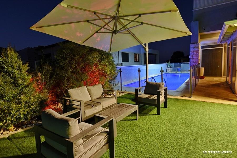 219546 המתחם החיצוני בערב, ריזורט הנסיכה, וילה  בנוף כנרת וילות - Vila 4 U