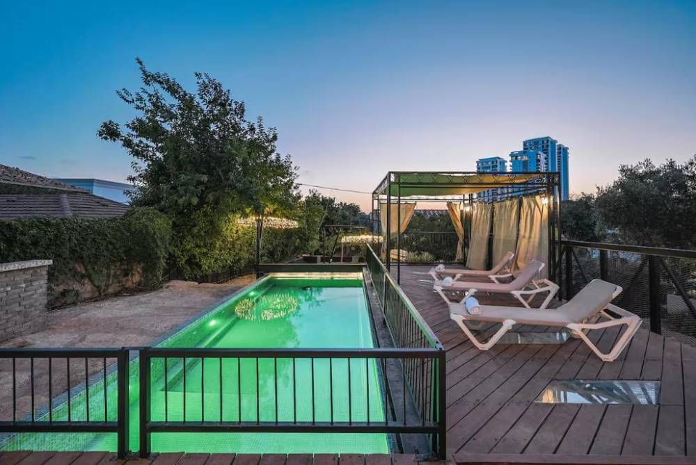 229588 מתחם הבריכה, אחוזת בלו ביי נתניה - Blue Bay Mansion, וילה  בנתניה וילות - Vila 4 U